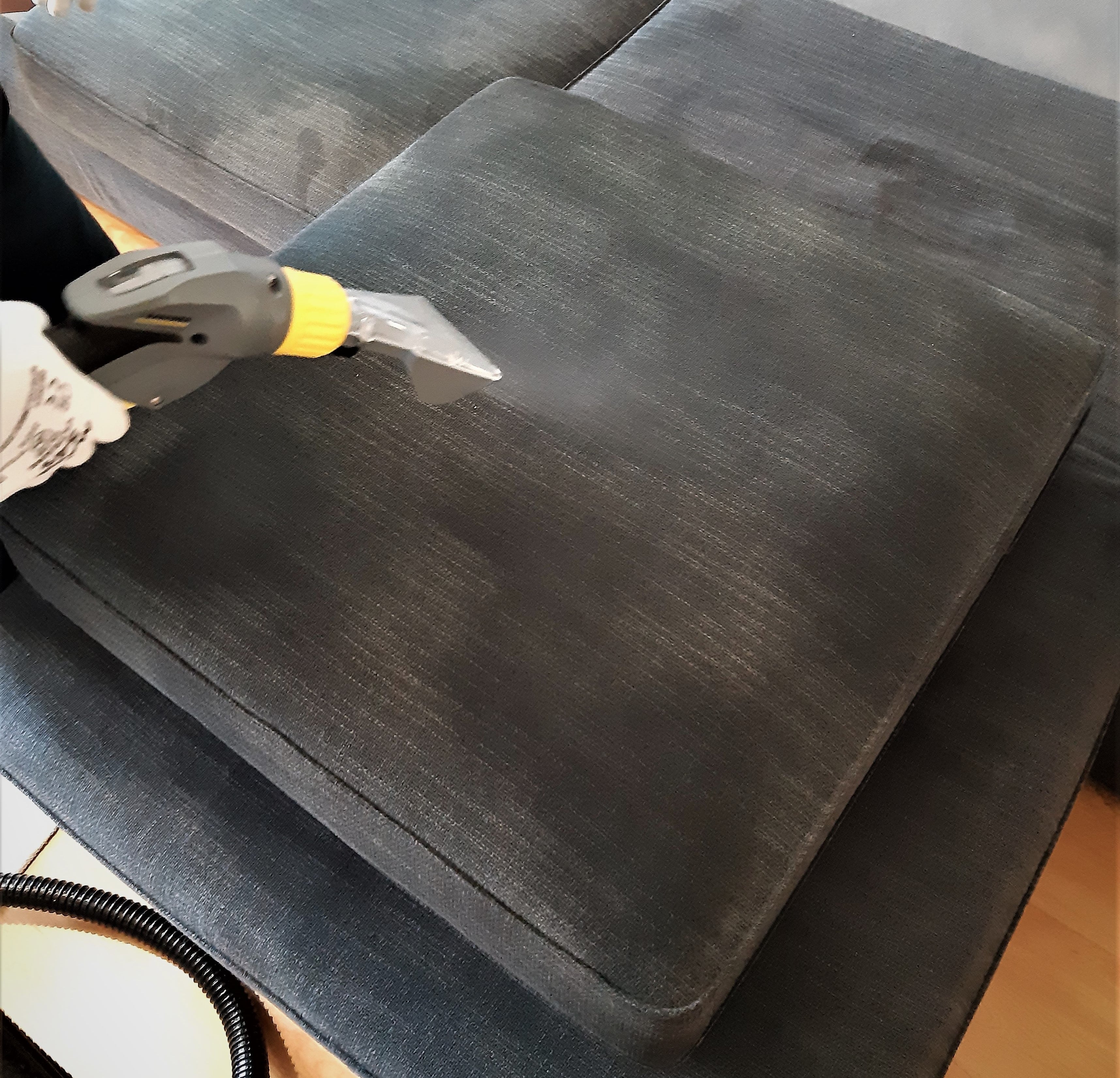 Tisztítószer felvitele a kanapéra